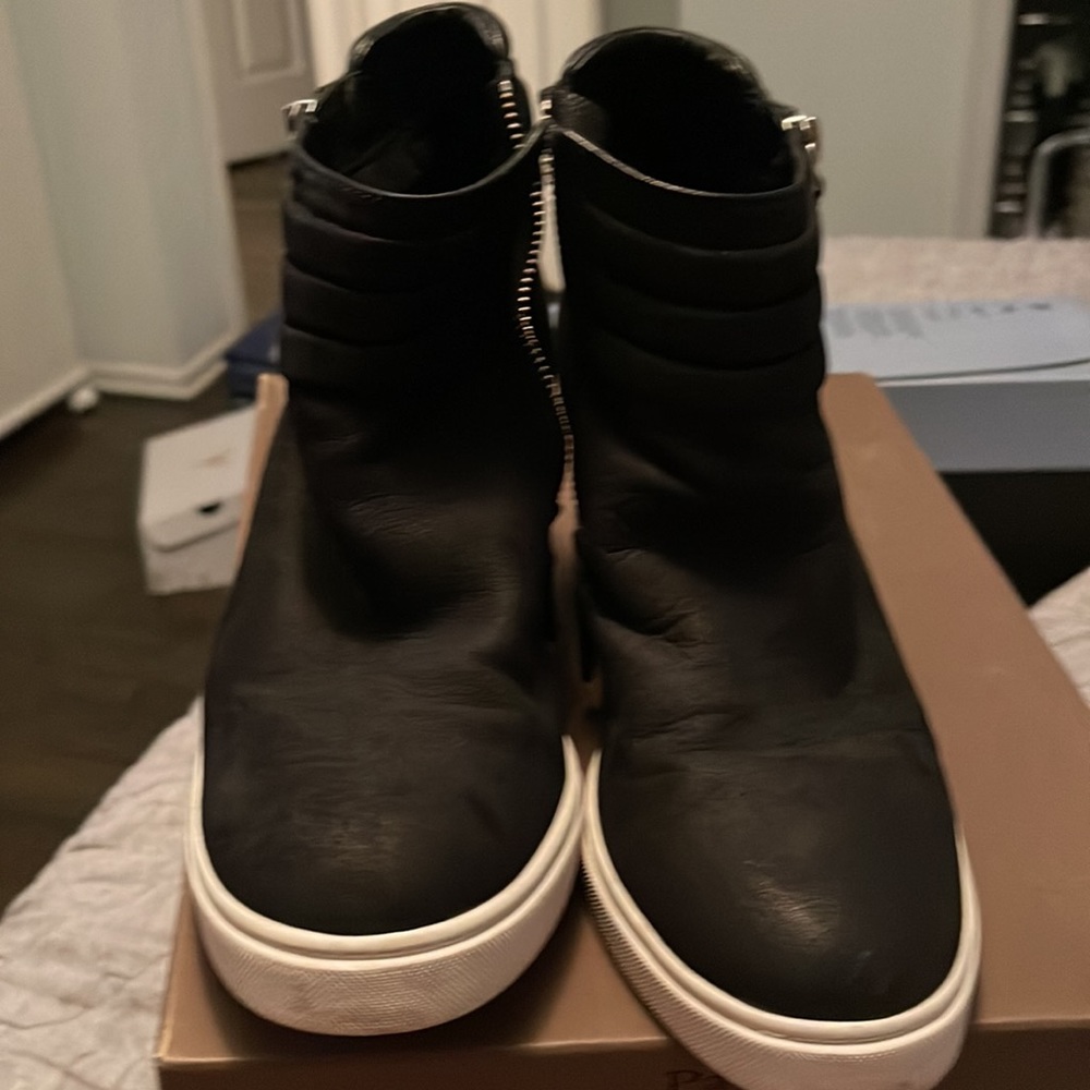 Línea Paolo Size 8 wedge sneaker